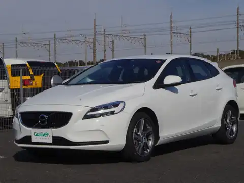 カタログ画像：Ｖ４０ （V40） Ｔ３ モメンタム 2016年7月 DBA-MB4154T 1500cc アイスホワイト 燃費16.5km / l フロント