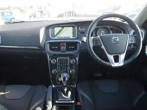 カタログ画像：Ｖ４０ （V40） Ｔ３ モメンタム 2018年7月 DBA-MB4154T 1500cc アイスホワイト 燃費16.5km / l 内装