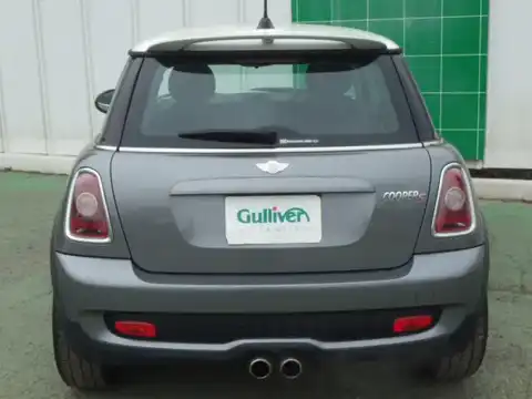 カタログ画像：ＭＩＮＩ （MINI） クーパーＳ 2007年2月 ABA-MF16S 1600cc ピュア・シルバー（メタリック）orスパークリング・シルバー（メタリック）orダークシルバー（メタリック） 燃費12.6km / l バック