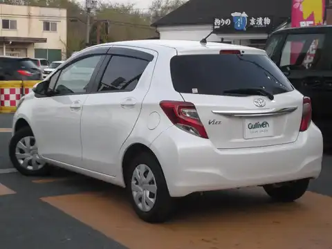 カタログ画像：ヴィッツ （VITZ） Ｆ スマートストップパッケージ 2014年4月 DBA-KSP130 1000cc ホワイトパールクリスタルシャイン 燃費24.0km / l バック