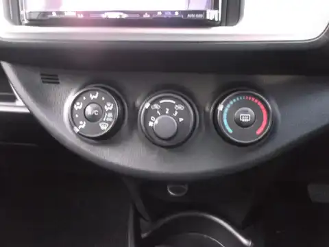 カタログ画像：ヴィッツ （VITZ） Ｆ スマートストップパッケージ 2014年4月 DBA-KSP130 1000cc ホワイトパールクリスタルシャイン 燃費24.0km / l 内装