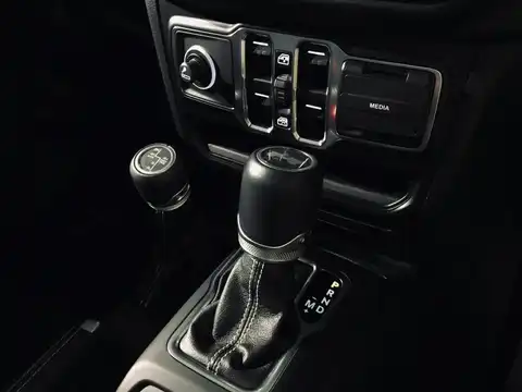 カタログ画像：ジープ・ラングラーアンリミテッド （JEEP WRANGLER UNLIMITED） サハラ・サージグリーン 2020年12月 3BA-JL36L 3600cc サージグリーンクリアコート 燃費9.0km / l 内装