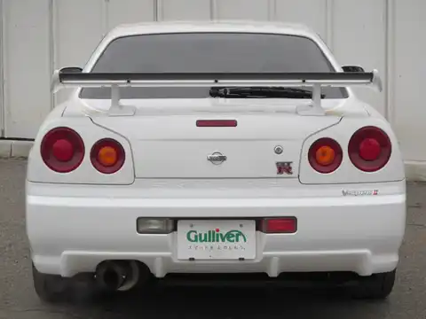 カタログ画像：スカイライン （SKYLINE） ＧＴ－Ｒ 2000年10月 GF-BNR34 2600cc ホワイト（スーパーファインハードコート） 燃費8.1km / l バック