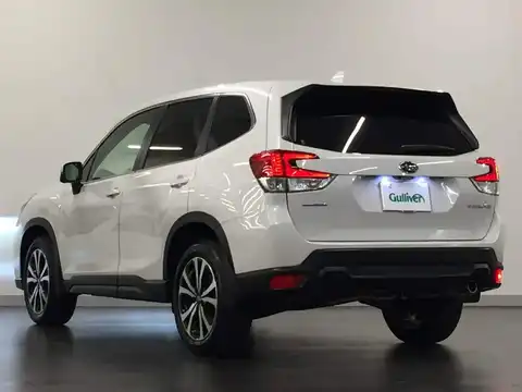 カタログ画像：フォレスター （FORESTER） プレミアム 2019年7月 5BA-SK9 2500cc クリスタルホワイト・パール 燃費13.2km / l バック