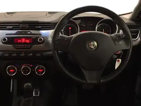 カタログ画像：ジュリエッタ （GIULIETTA） クラシカ 2014年4月 ABA-940141 1400cc アイスホワイト 燃費15.6km / l 内装