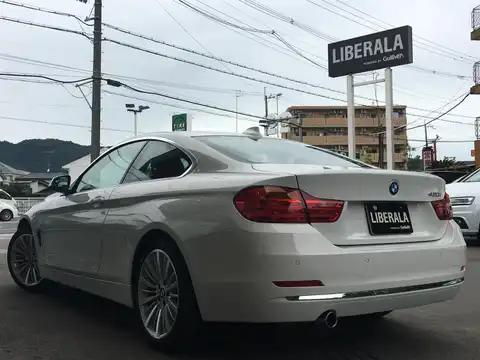 カタログ画像：４シリーズ （4 SERIES） ４２０ｉクーペ ラグジュアリー 2014年11月 DBA-3N20 2000cc ミネラル・ホワイト（メタリック・カラー） 燃費16.4km / l バック