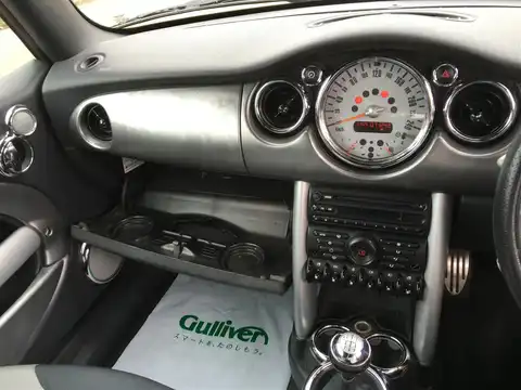 カタログ画像：ＭＩＮＩ （MINI） クーパーＳ コンバーチブル 2005年9月 GH-RH16 1600cc ホット・オレンジ（メタリック） 燃費11.2km / l 内装