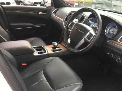 カタログ画像：クライスラー・３００ （CHRYSLER 300） ３００Ｃラグジュアリー 2014年4月 ABA-LX36 3600cc ラグジュアリーブラウン パールコート 燃費9.2km / l 内装