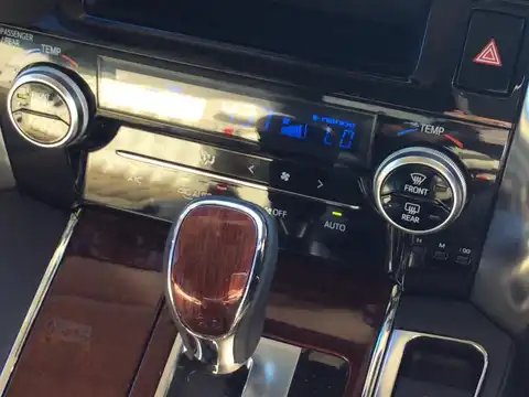 カタログ画像：ヴェルファイア （VELLFIRE） ３．５Ｖ Ｌ サイドリフトアップシート装着車 2015年1月 DBA-GGH35W 3500cc ブラック 燃費9.1km / l 内装