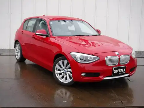 カタログ画像：１シリーズ （1 SERIES） １２０ｉ スタイル 2014年4月 DBA-1A16 1600cc クリムゾン・レッド（ソリッド・カラー） 燃費16.6km / l メイン（その他）