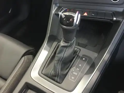 カタログ画像：Ｑ３ （Q3） ３５ＴＦＳＩ Ｓライン 2020年8月 3BA-F3DPC 1500cc アイビスホワイト 燃費14.2km / l 内装