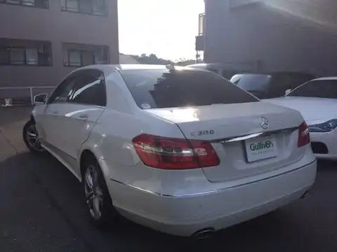 カタログ画像：Ｅクラス （E-CLASS） Ｅ３００ アバンギャルド 2010年8月 DBA-212054C 3000cc カルサイトホワイト（Ｓ） 燃費9.6km / l バック