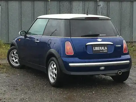 カタログ画像：ＭＩＮＩ （MINI） クーパー 2004年4月 GH-RA16 1600cc インディ・ブルーメタリック 燃費14.4km / l バック