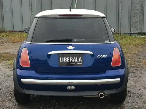 カタログ画像：ＭＩＮＩ （MINI） クーパー 2004年4月 GH-RA16 1600cc インディ・ブルーメタリック 燃費14.4km / l バック