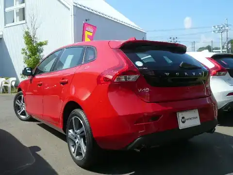 カタログ画像：Ｖ４０ （V40） Ｔ３ モメンタム 2019年10月 DBA-MB4154T 1500cc パッションレッド 燃費16.5km / l バック