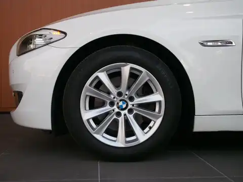 カタログ画像：５シリーズ （5 SERIES） ５２３ｉ ハイラインパッケージ 2010年7月 DBA-FP25 2500cc アルピン・ホワイトⅢ 燃費11.2km / l タイヤ