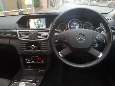 カタログ画像：Ｅクラス （E-CLASS） Ｅ３００ アバンギャルド 2010年8月 DBA-212054C 3000cc パラジウムシルバー（Ｍ）orイリジウムシルバー（Ｍ） 燃費9.6km / l 内装