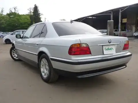 カタログ画像：７シリーズ （7 SERIES） ７３５ｉ 1999年11月 GF-GG35 3500cc チタン・シルバー・メタリック 燃費7.3km / l バック