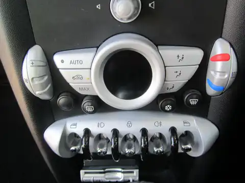 カタログ画像：ＭＩＮＩ （MINI） ミニ・ミーツ・サクラ・エディション・ニッポン クーパー クラブマン 2010年3月 ABA-ML16 1600cc ミッド・ナイトブラック 燃費14.2km / l 内装