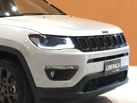 カタログ画像：ジープ・コンパス （JEEP COMPASS） Ｓモデル 2019年10月 ABA-M624 2400cc ヴォーカルホワイトパールコート 燃費11.8km / l フロント