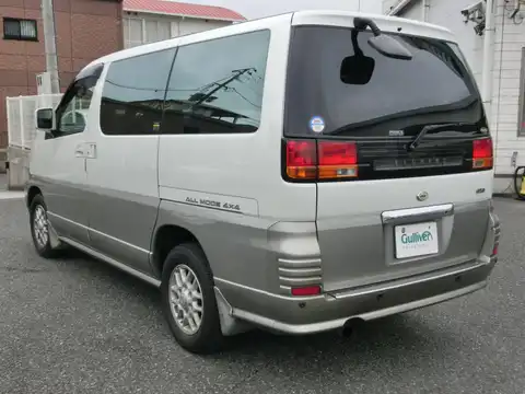 カタログ画像：エルグランド （ELGRAND） Ｘ ７人乗り ラウンジパッケージ装着車 2000年8月 GH-APWE50 3500cc ホワイトパール（３Ｐ）ｏｒホワイトパール（３Ｐ）／ウォームシルバー（Ｍ）（Ｓ．Ｆ．Ｈ．Ｃ） 燃費7.0km / l バック