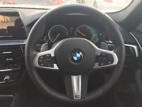 カタログ画像：５シリーズ （5 SERIES） ５３０ｉ エディション ミッション：インポッシブル 2018年7月 DBA-JA20 2000cc ブラック・サファイア 燃費15.4km / l 内装