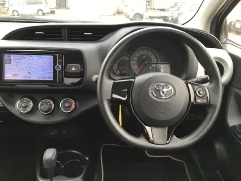 カタログ画像：ヴィッツ （VITZ） １．３Ｆ スマートスタイル 2015年6月 DBA-NSP130 1300cc ホワイトパールクリスタルシャイン 燃費25.0km / l 内装