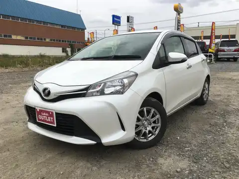 カタログ画像：ヴィッツ （VITZ） １．３Ｆ スマートスタイル 2015年6月 DBA-NSP130 1300cc ホワイトパールクリスタルシャイン 燃費25.0km / l フロント