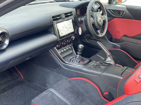カタログ画像：ＧＲ８６ （GR86） ＲＺ ４０ｔｈアニバーサリーリミテッド 2023年9月 3BA-ZN8 2400cc クリスタルホワイトパール 燃費11.9km / l 内装