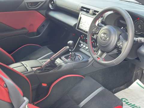 カタログ画像：ＧＲ８６ （GR86） ＲＺ ４０ｔｈアニバーサリーリミテッド 2023年9月 3BA-ZN8 2400cc クリスタルホワイトパール 燃費11.9km / l 内装