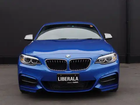 カタログ画像：２シリーズ （2 SERIES） Ｍ２３５ｉクーペ 2014年6月 DBA-1J30 3000cc エストリル・ブルー（メタリック・カラー） 燃費12.0km / l フロント