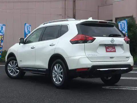 カタログ画像：エクストレイル （X-TRAIL） ２０Ｘ ハイブリッド 2017年6月 DAA-HT32 2000cc ブリリアントホワイトパール（３Ｐ） 燃費20.8km / l バック