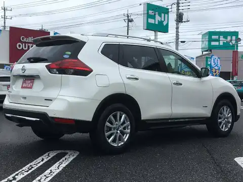 カタログ画像：エクストレイル （X-TRAIL） ２０Ｘ ハイブリッド 2017年6月 DAA-HT32 2000cc ブリリアントホワイトパール（３Ｐ） 燃費20.8km / l バック