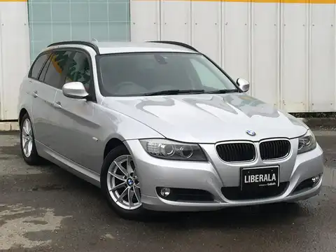 カタログ画像：３シリーズ （3 SERIES） ３２０ｉツーリング 2010年5月 LBA-US20 2000cc チタン・シルバー（メタリック・カラー） 燃費13.0km / l メイン（その他）