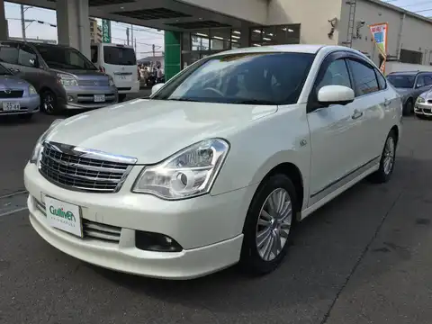 カタログ画像：ブルーバードシルフィ （BLUEBIRD SYLPHY） アクシス 運転席パワーシート仕様 2009年5月 DBA-KG11 2000cc ホワイトパール（３Ｐ） 外装