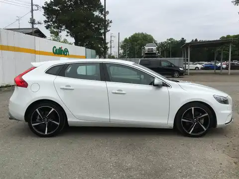 カタログ画像：Ｖ４０ （V40） Ｔ５ Ｒデザイン 2014年4月 DBA-MB5204T 2000cc アイスホワイト 燃費13.2km / l 外装