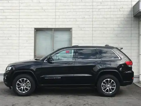 カタログ画像：ジープ・グランドチェロキー （JEEP GRAND CHEROKEE） ラレード 2015年3月 ABA-WK36T 3600cc ブリリアントブラッククリスタルパールコート 燃費8.6km / l 外装