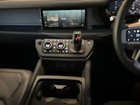 カタログ画像：ディフェンダー （DEFENDER） カウンティ エクステリアパック キュレーテッドフォージャパン 2023年12月 3CA-LE72WAB 3000cc サントリーニブラック（メタリック） 燃費9.9km / l 内装