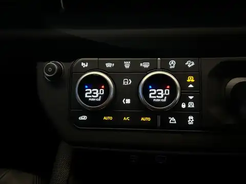 カタログ画像：ディフェンダー （DEFENDER） カウンティ エクステリアパック キュレーテッドフォージャパン 2023年12月 3CA-LE72WAB 3000cc サントリーニブラック（メタリック） 燃費9.9km / l 内装