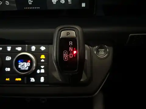 カタログ画像：ディフェンダー （DEFENDER） カウンティ エクステリアパック キュレーテッドフォージャパン 2023年12月 3CA-LE72WAB 3000cc サントリーニブラック（メタリック） 燃費9.9km / l 内装