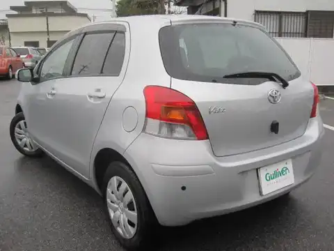 カタログ画像：ヴィッツ （VITZ） ＦリミテッドⅡ 2009年8月 DBA-KSP90 1000cc シルバーマイカメタリックorミディアムシルバーメタリック 燃費22.5km / l バック