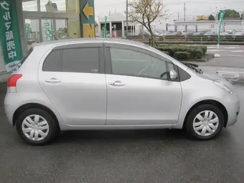 カタログ画像：ヴィッツ （VITZ） ＦリミテッドⅡ 2009年8月 DBA-SCP90 1300cc シルバーマイカメタリックorミディアムシルバーメタリック 燃費20.0km / l 外装