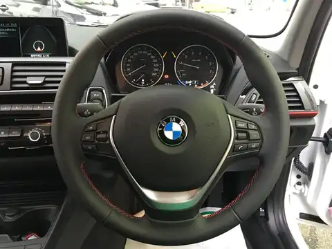 カタログ画像：１シリーズ （1 SERIES） １１８ｉ スポーツ 2017年8月 DBA-1R15 1500cc アルピン・ホワイトⅢ（ソリッド・カラー） 燃費18.1km / l 内装