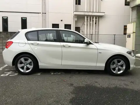 カタログ画像：１シリーズ （1 SERIES） １１８ｉ スポーツ 2015年9月 DBA-1R15 1500cc アルピン・ホワイトⅢ（ソリッド・カラー） 燃費18.1km / l 外装