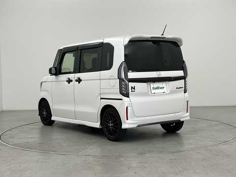 カタログ画像：Ｎ－ＢＯＸカスタム （N-BOX CUSTOM） ターボ 2023年10月 6BA-JF6 660cc プラチナホワイト・パール 燃費18.4km / l 外装