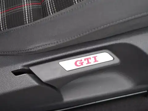 カタログ画像：ゴルフ （GOLF） ＧＴＩ 2006年2月 GH-1KAXX 2000cc トルネードレッド 燃費12.8km / l 内装