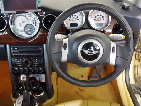 カタログ画像：ＭＩＮＩ （MINI） ワン 2004年9月 GH-RA16 1600cc ソリッド・ゴールドメタリック 燃費14.0km / l 内装
