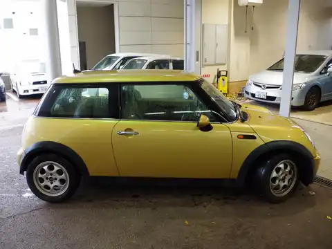 カタログ画像：ＭＩＮＩ （MINI） ワン 2004年9月 GH-RA16 1600cc ソリッド・ゴールドメタリック 燃費14.0km / l 外装