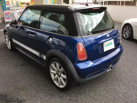 カタログ画像：ＭＩＮＩ （MINI） クーパーＳ 2002年3月 GH-RE16 1600cc インディ・ブルー 燃費11.6km / l バック
