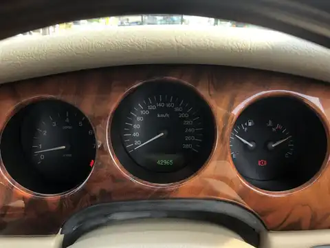 カタログ画像：ＸＪ （XJ） ＸＪ エグゼクティブ３．２－Ｖ８ 2001年6月 GF-J13KB 3200cc オニキスホワイト（ソリッド） 燃費6.7km / l 内装